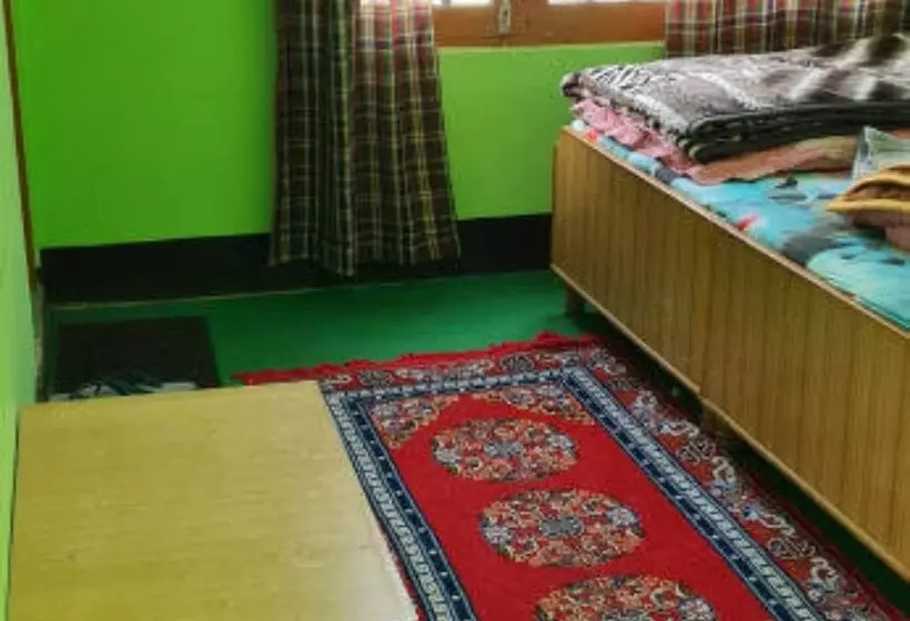 Piggy Hostel Kaza