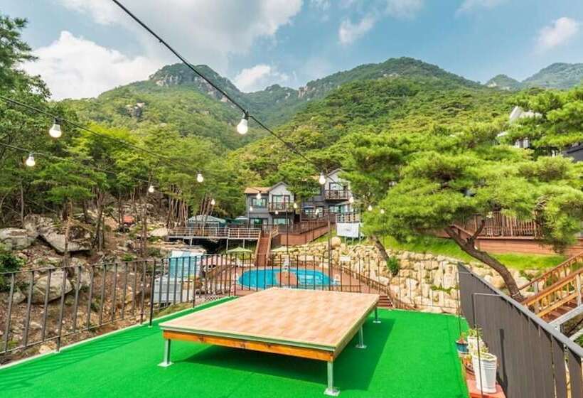 Four Seasons Pension Jecheon