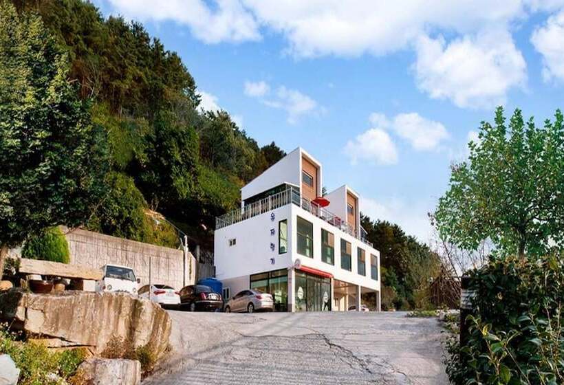 Geojedo Yujahyanggi Pension