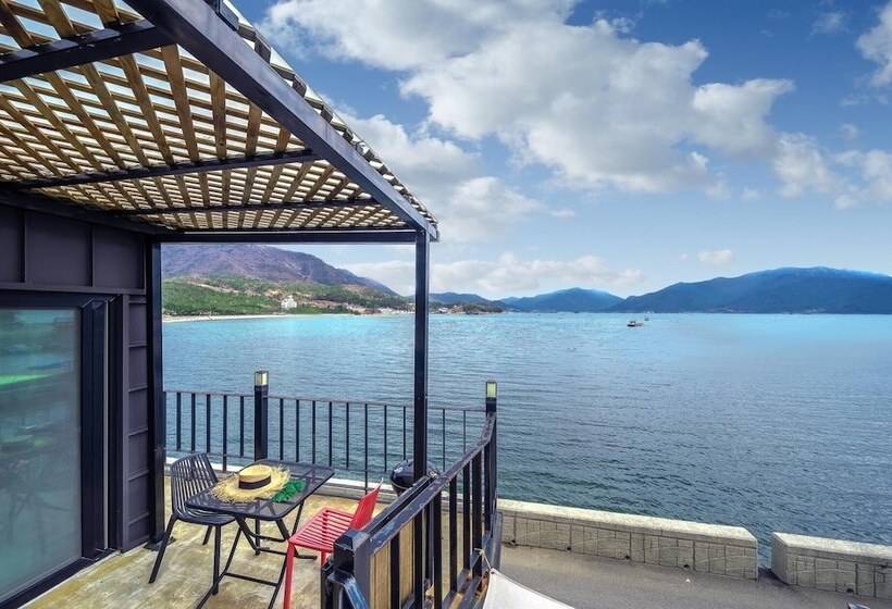 Namhae Dalddenuenbada Pension