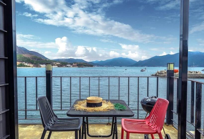 Namhae Dalddenuenbada Pension