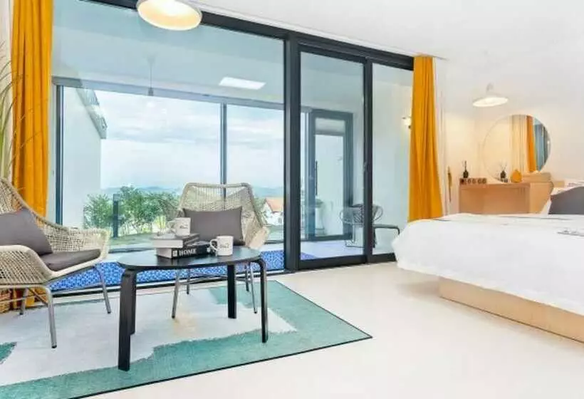 پانسیون Gyeongju May Breeze Pool Villa