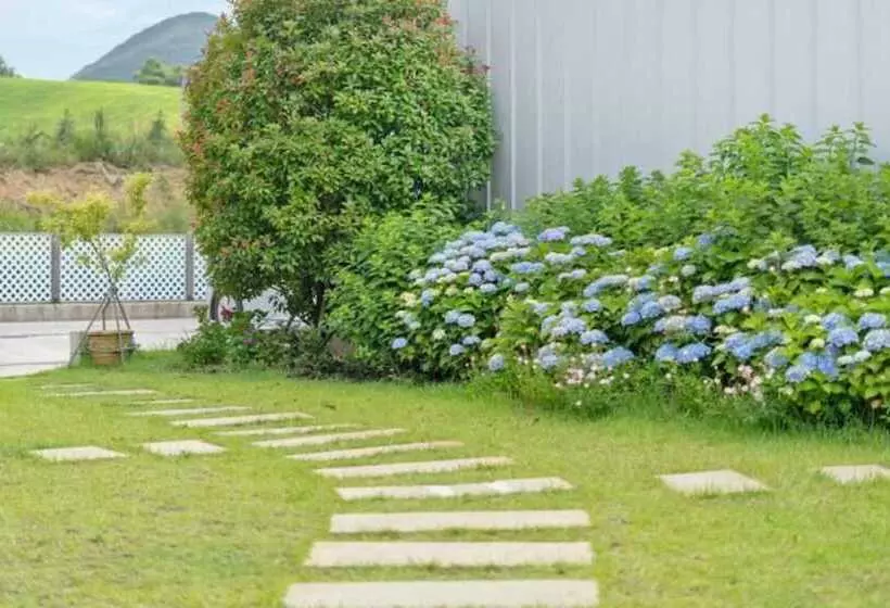 پانسیون Gyeongju May Breeze Pool Villa