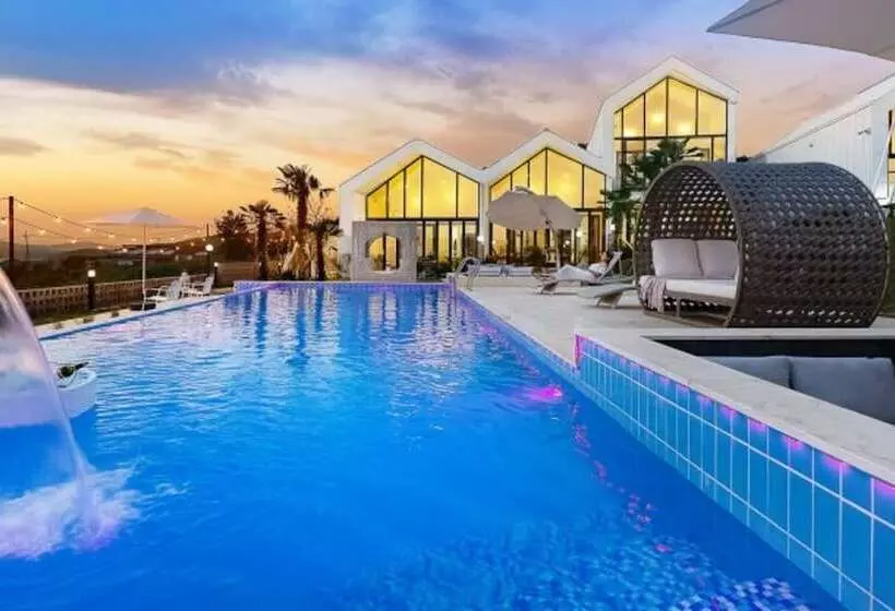 پانسیون Gyeongju May Breeze Pool Villa