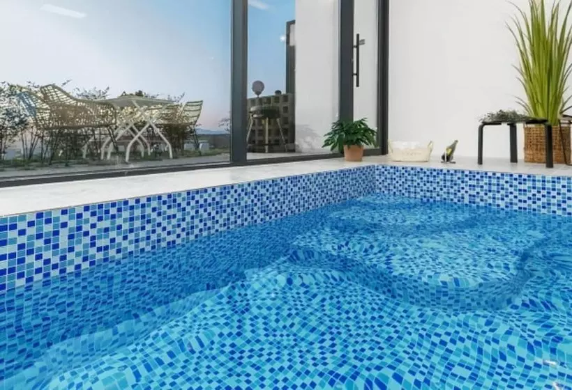 پانسیون Gyeongju May Breeze Pool Villa