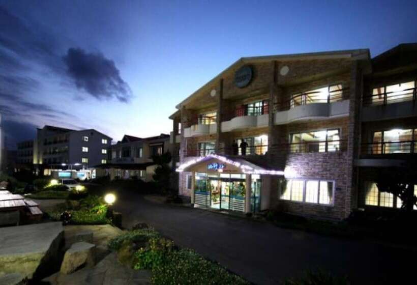 Seogwipo Hyeongjebawibada Pension