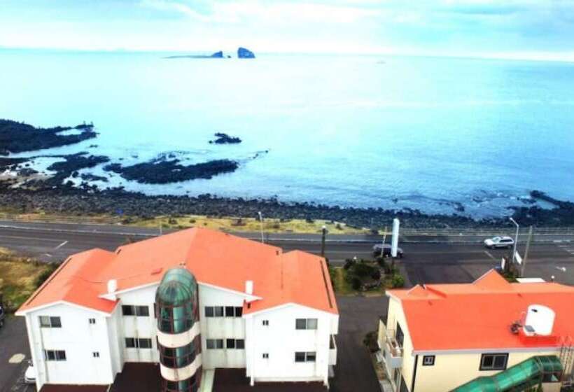 Seogwipo Hyeongjebawibada Pension