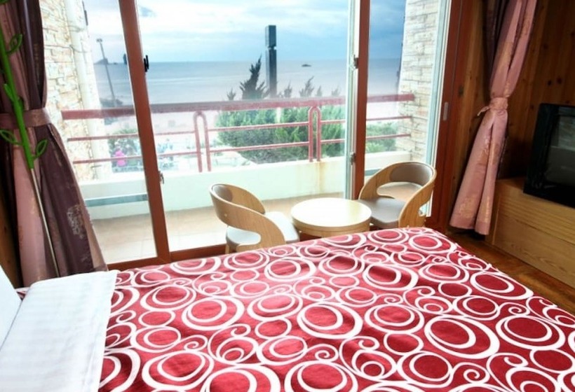 Seogwipo Hyeongjebawibada Pension