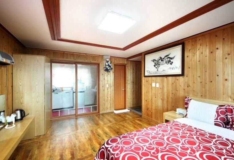 Seogwipo Hyeongjebawibada Pension