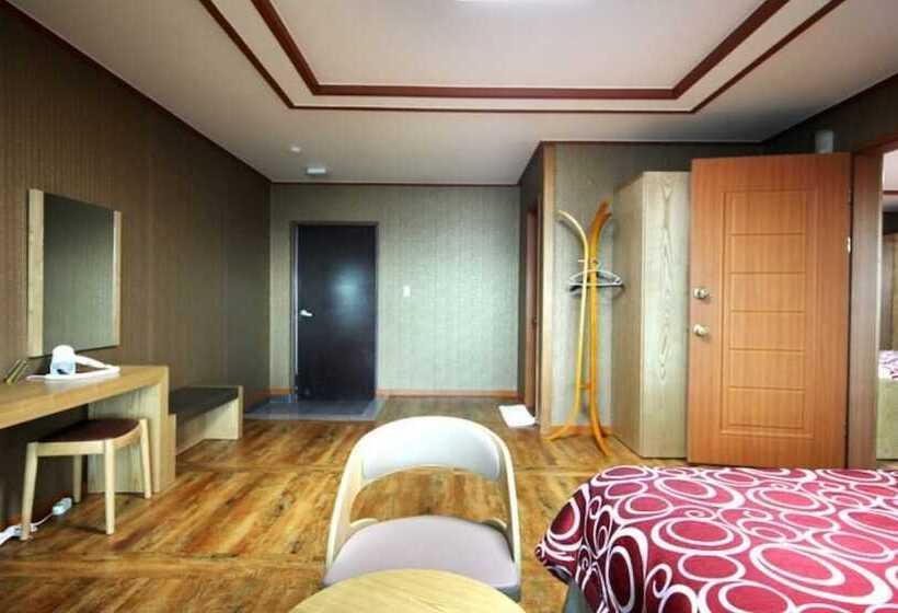 Seogwipo Hyeongjebawibada Pension