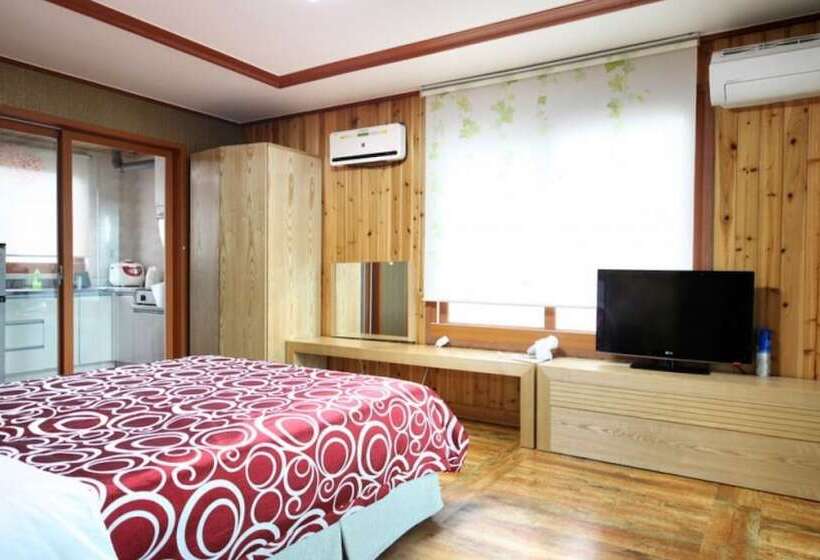 Seogwipo Hyeongjebawibada Pension