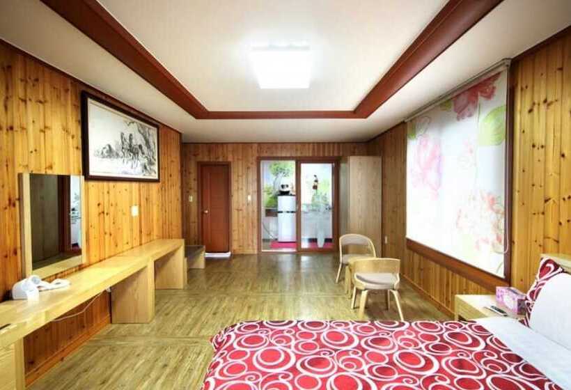 Seogwipo Hyeongjebawibada Pension