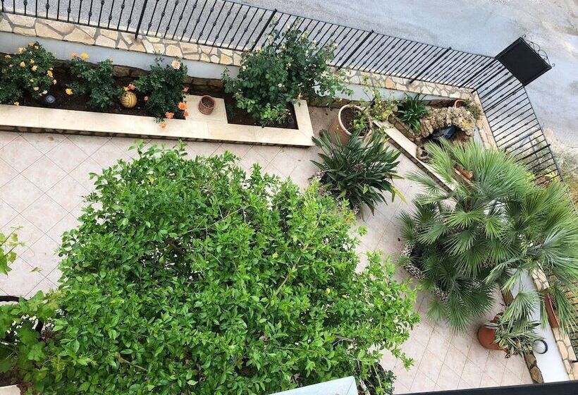 Bed and Breakfast El Nur B B Blue Room With Private Bathroom