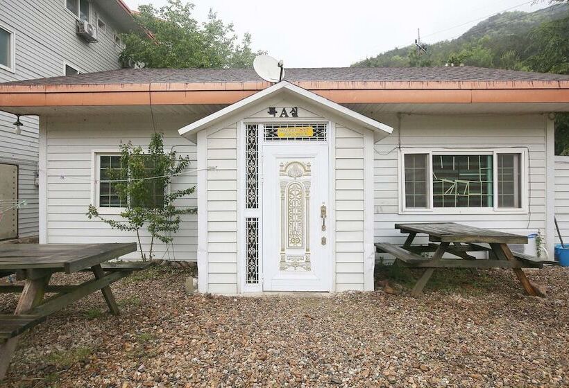 Geumsan Wolyeongsan Motel