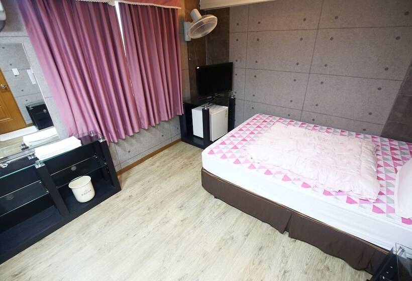 Geumsan Wolyeongsan Motel