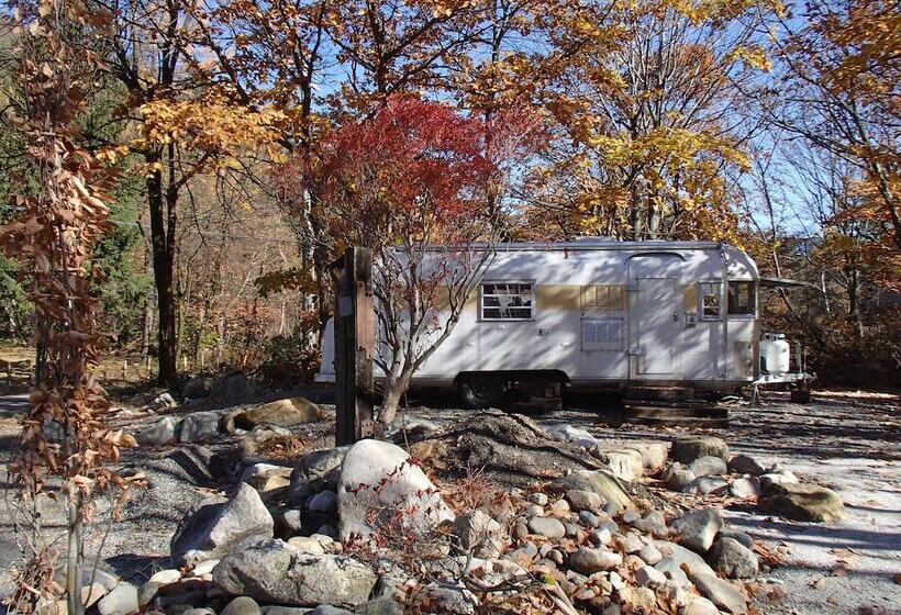 בית מלון כפרי Ags Trailer House Campground