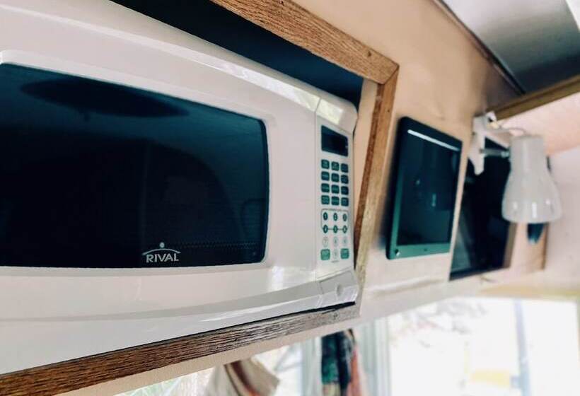 בית מלון כפרי Ags Trailer House Campground