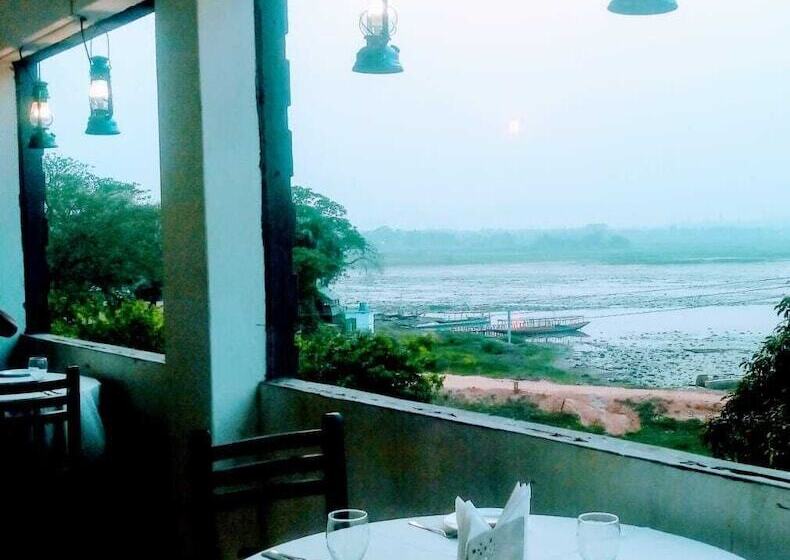 هتل Lake Side Resort Neermahal