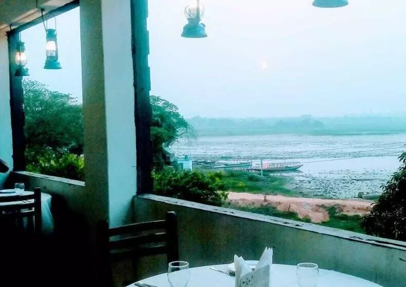 Hotelli Lake Side Resort Neermahal