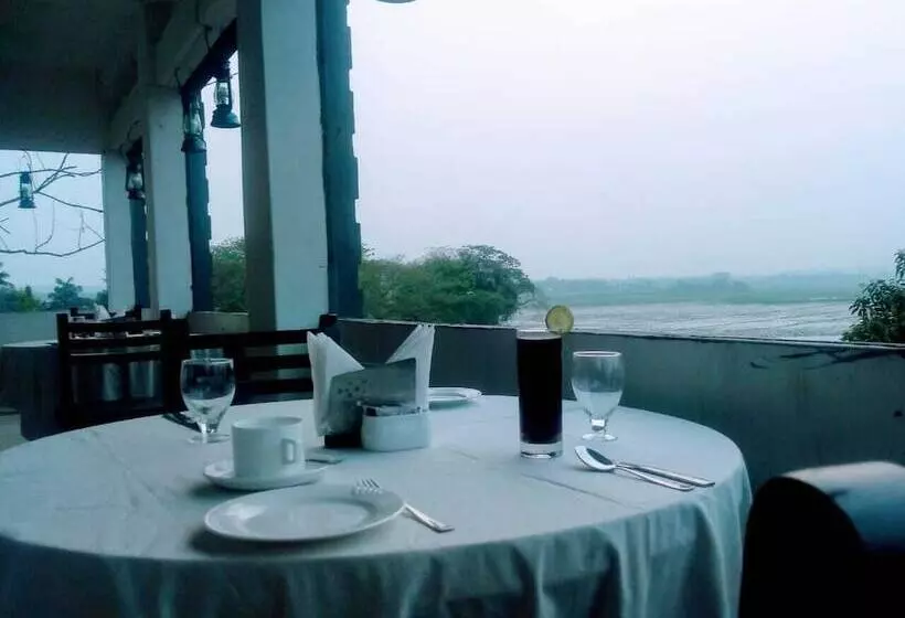 Hotelli Lake Side Resort Neermahal