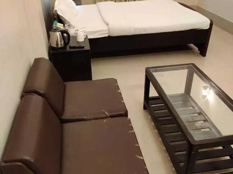 Hotelli Lake Side Resort Neermahal