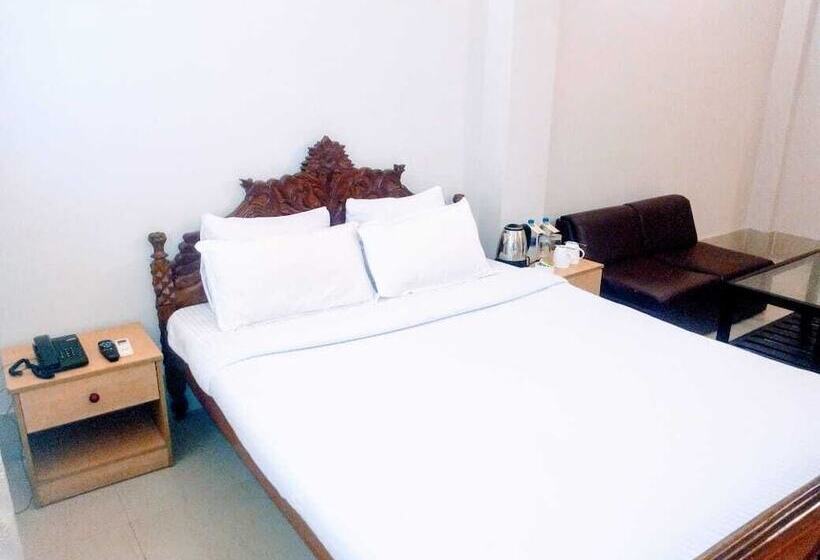 هتل Lake Side Resort Neermahal