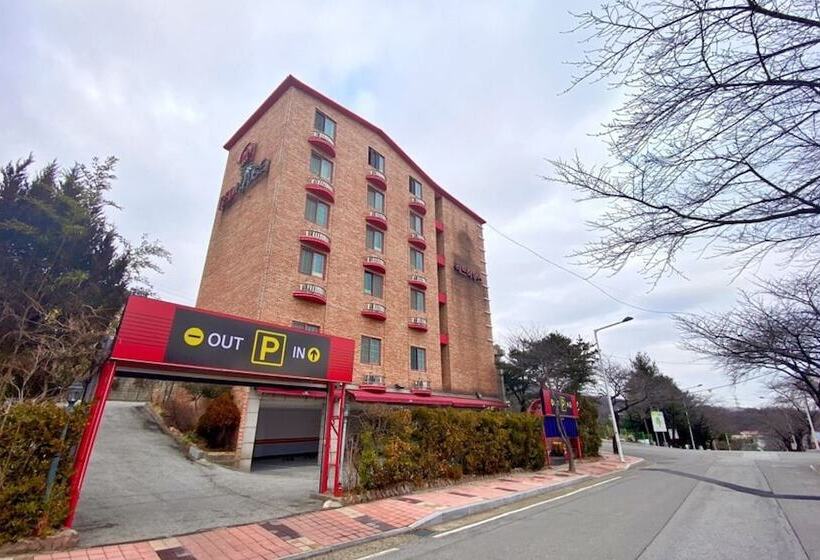 مُتل Asan Red House