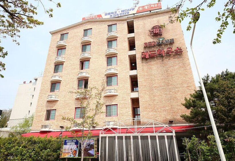 مُتل Asan Red House