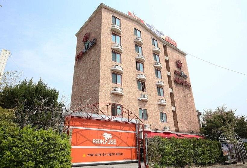 مُتل Asan Red House