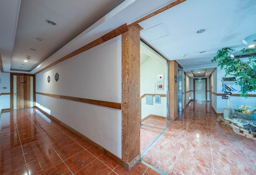 مُتل Asan Red House