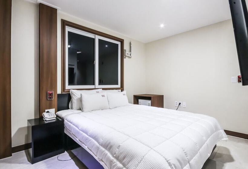 Motel Gyeongju B And W