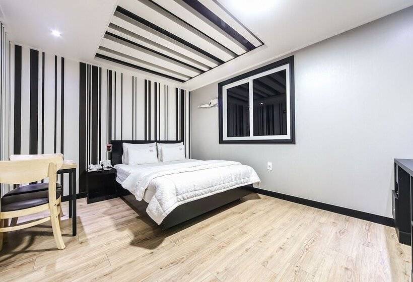 Motel Gyeongju B And W