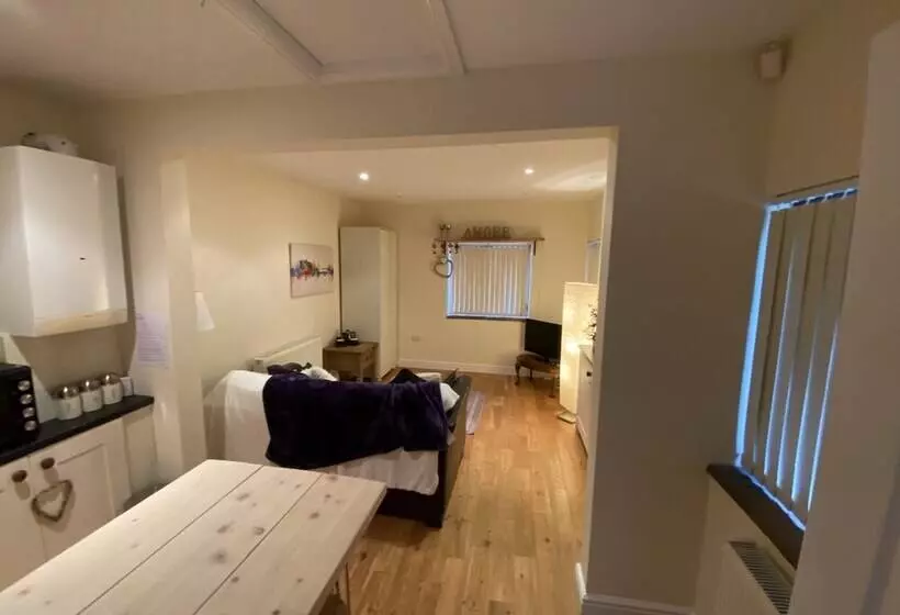 Cosy Stable Conversion Between Sheffield & Leeds