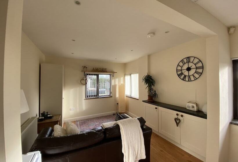 Cosy Stable Conversion Between Sheffield & Leeds