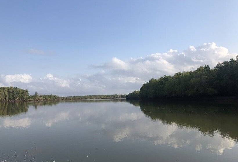 호텔 Saadani Safari Lodge Bush, River, Beach