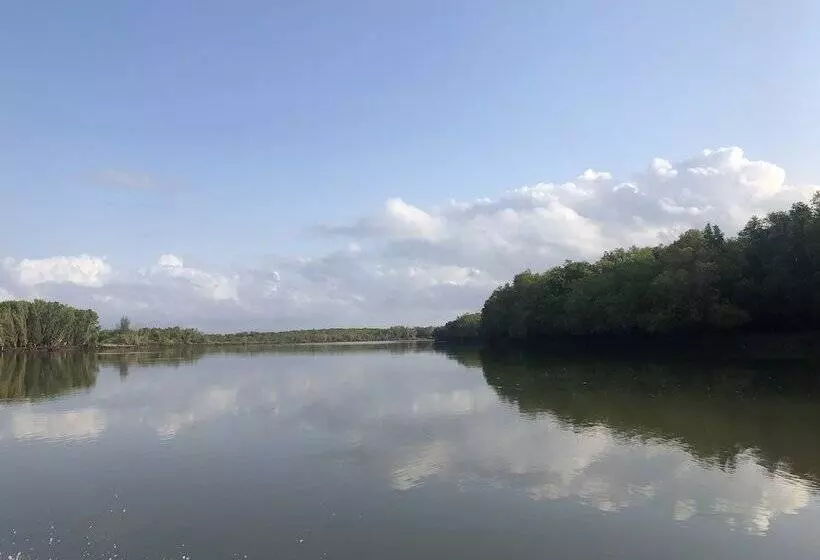 Hotelli Saadani Safari Lodge   Bush, River, Beach