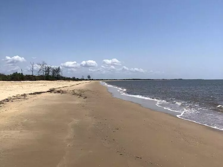 Hotelli Saadani Safari Lodge   Bush, River, Beach