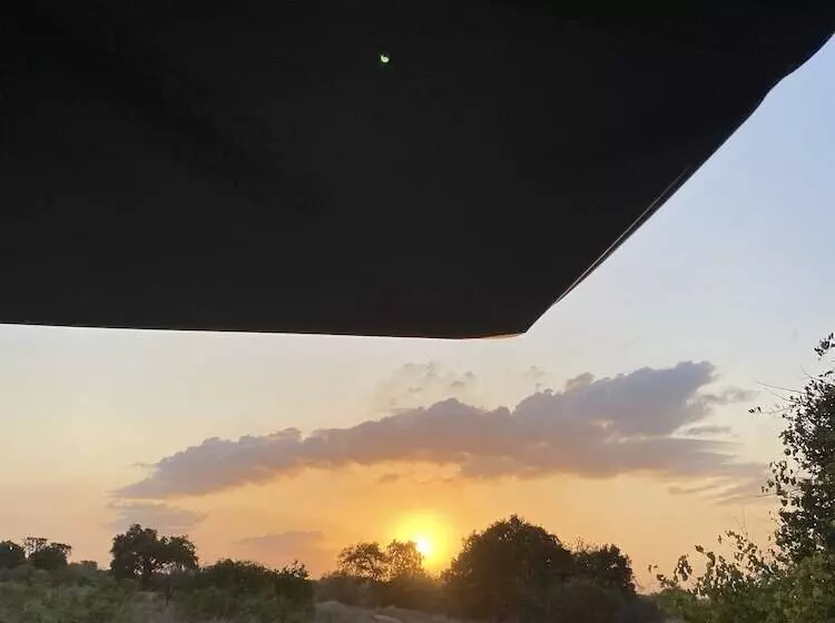 Hotelli Saadani Safari Lodge   Bush, River, Beach