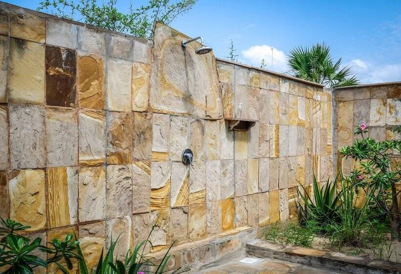 호텔 Saadani Safari Lodge Bush, River, Beach