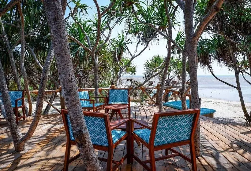 Hotelli Saadani Safari Lodge   Bush, River, Beach