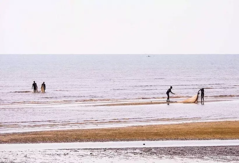 Hotelli Saadani Safari Lodge   Bush, River, Beach