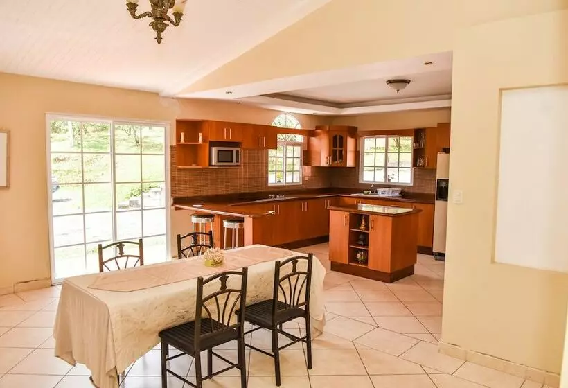 تختخواب و صبحانه Uyuca Vista Family Villa