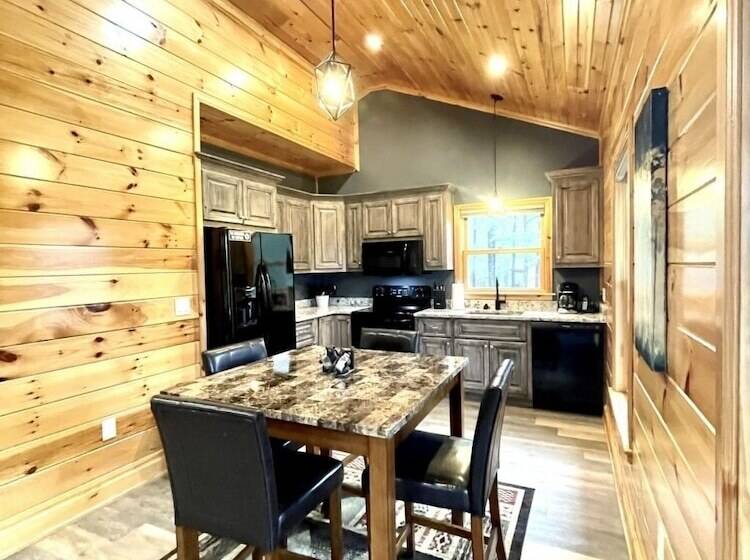 Peaceful Family Cabin Near Fishing With Over 100 Acres Of Mountain And Field Trails To Explore! 2 Be