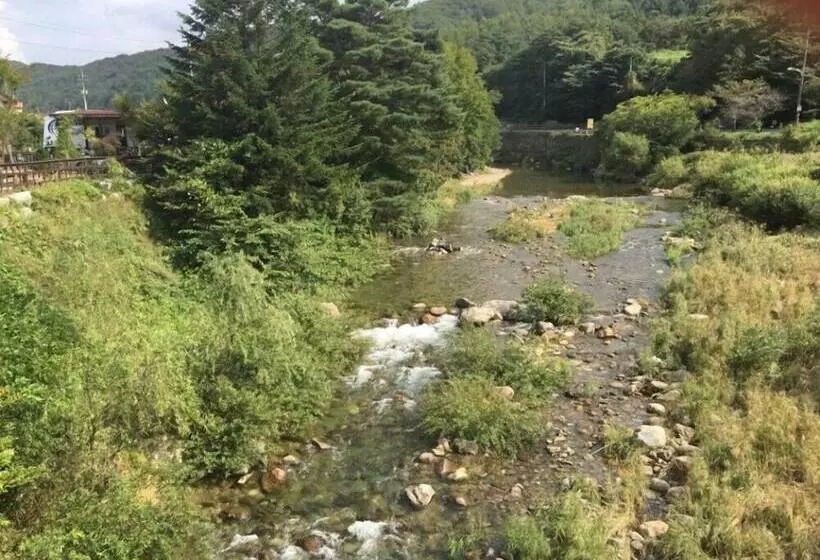 ペンション Muju Caravan Pesnion