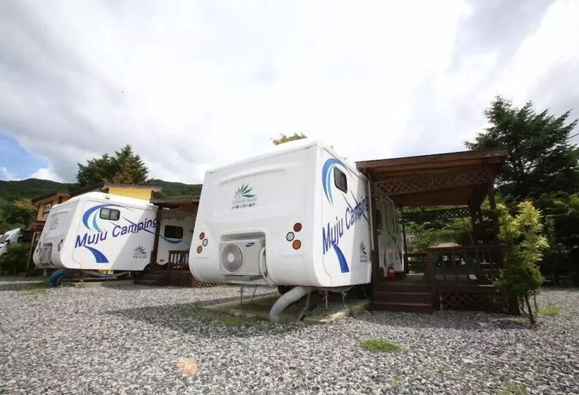 ペンション Muju Caravan Pesnion