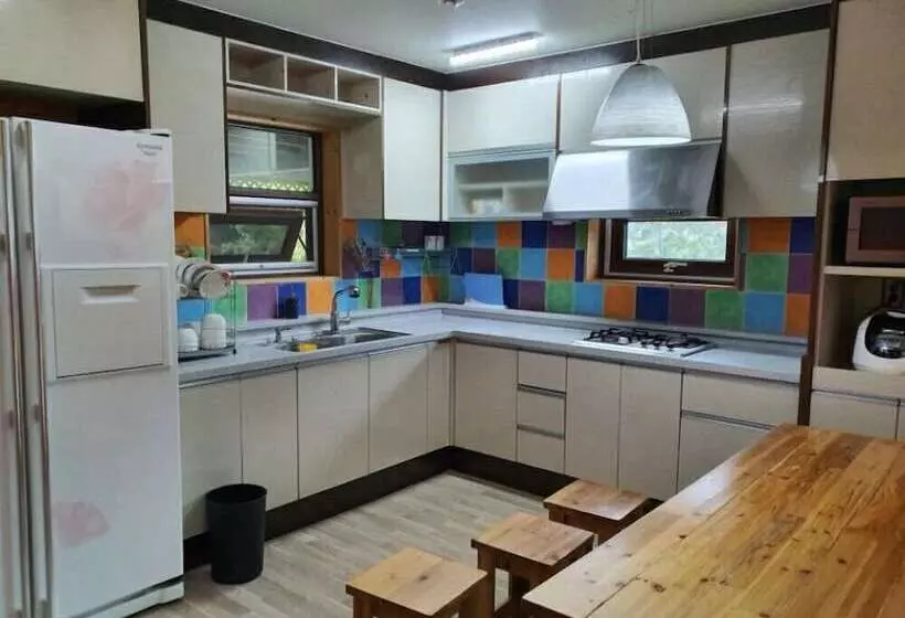 ペンション Muju Caravan Pesnion