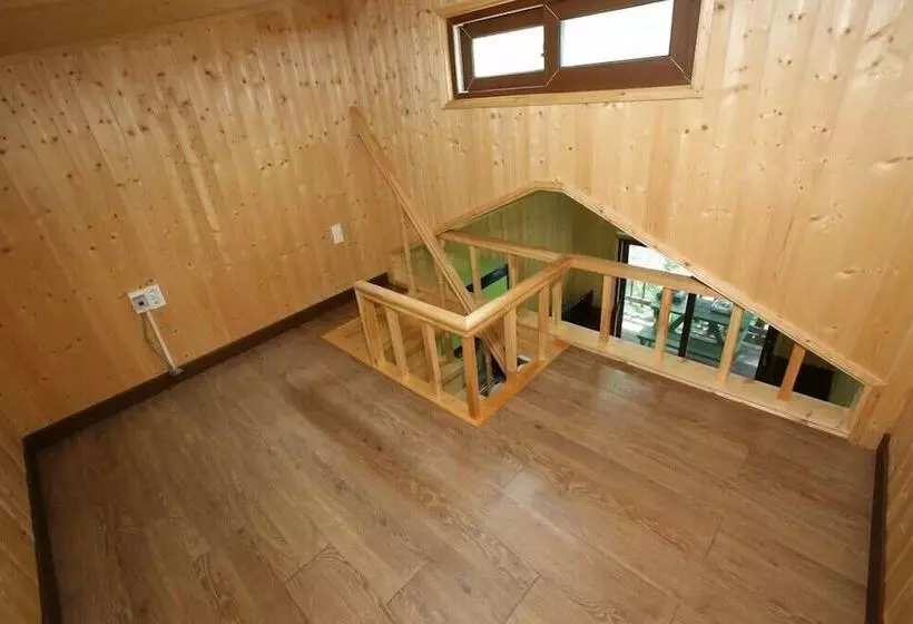 ペンション Muju Caravan Pesnion