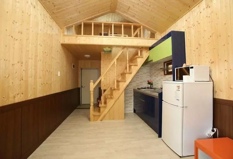 ペンション Muju Caravan Pesnion
