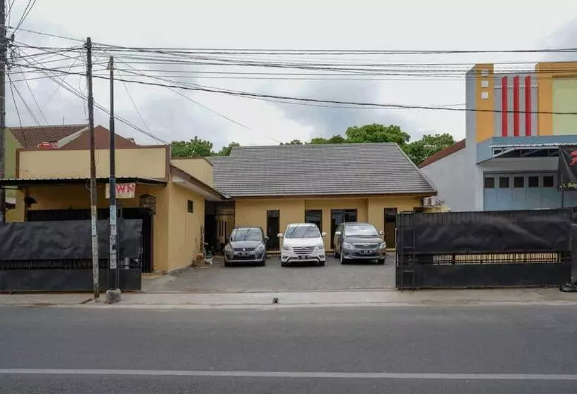 ペンション Reddoorz Near Living Plaza Purwokerto