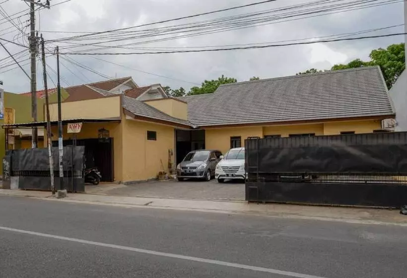 ペンション Reddoorz Near Living Plaza Purwokerto
